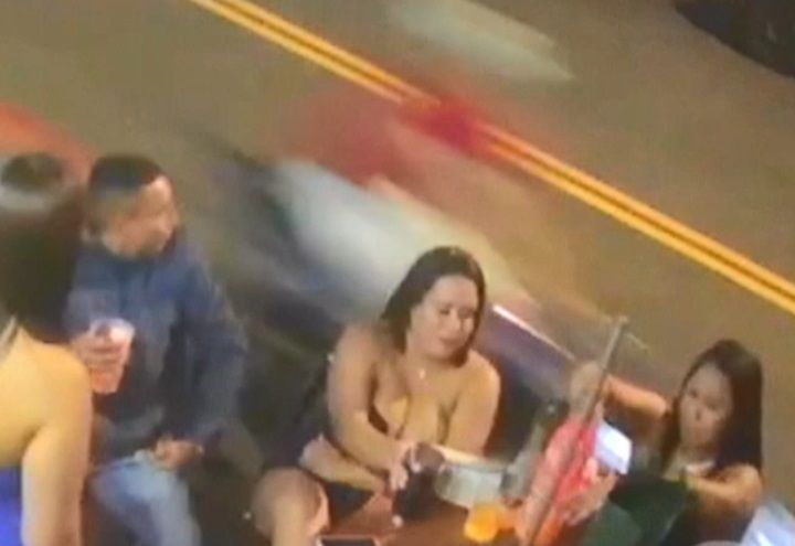 Mulher é atropelada em rua onde idoso morreu ao ser atingido por moto empinada Mulher é atropelada em rua onde idoso morreu ao ser atingido por moto empinada