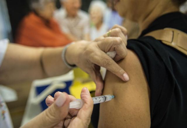Aplicação de vacina contra Influenza | Reprodução