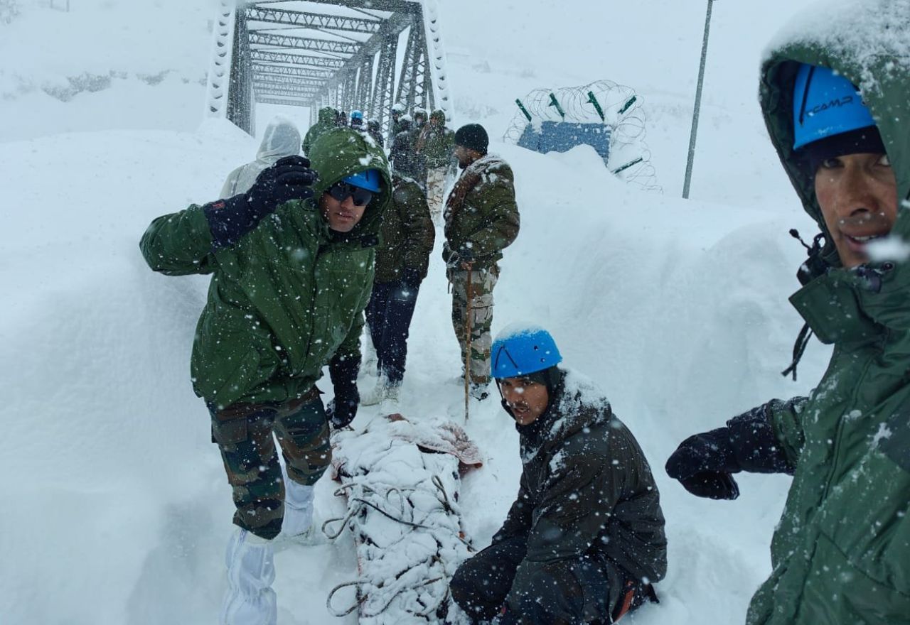 Avalanche no Himalaia indiano deixa 57 trabalhadores soterrados