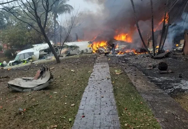 Força Aérea transporta 12 urnas funerárias de vítimas de acidente aéreo em Vinhedo Força Aérea transporta 12 urnas funerárias de vítimas de acidente aéreo em Vinhedo