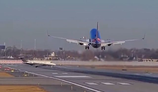 VÍDEO: Avião comercial quase colide com jato em aeroporto de Chicago (EUA)