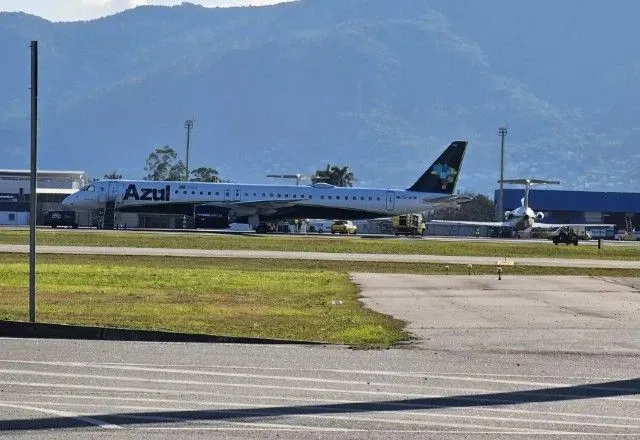 Avião da Azul parado na pista | Reprodução/SCC10