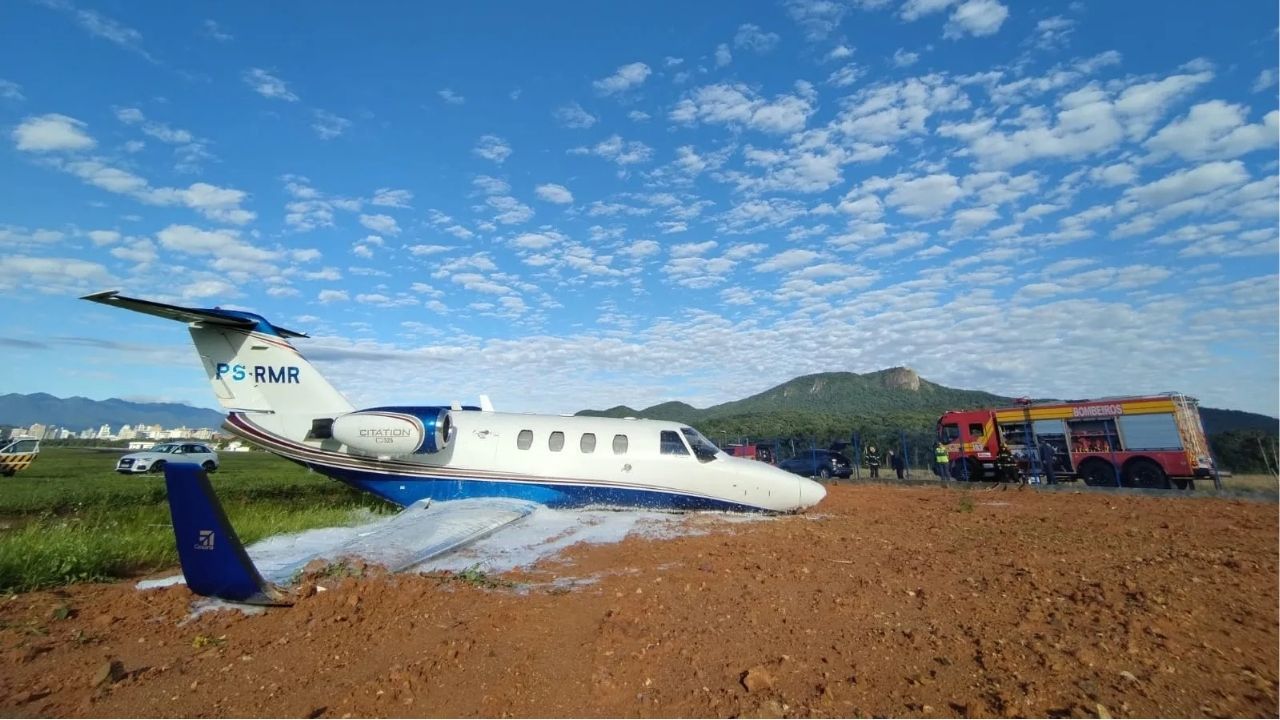 Imagem da notícia: Avião sai da pista após pousar em Santa Catarina Imagem da notícia: Avião sai da pista após pousar em Santa Catarina