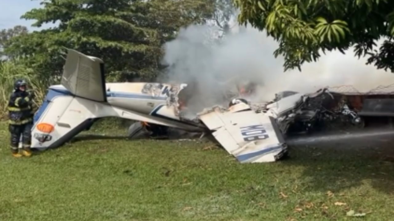 Imagem da notícia: Duas pessoas morrem em queda de avião no interior de SP Imagem da notícia: Duas pessoas morrem em queda de avião no interior de SP