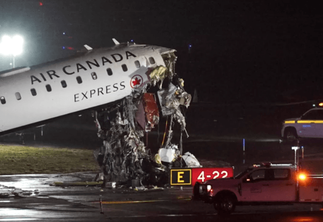 "Pare, pare, pare": áudio registra alerta a caminhão antes de colisão com avião da Air Canada em Nova York "Pare, pare, pare": áudio registra alerta a caminhão antes de colisão com avião da Air Canada em Nova York