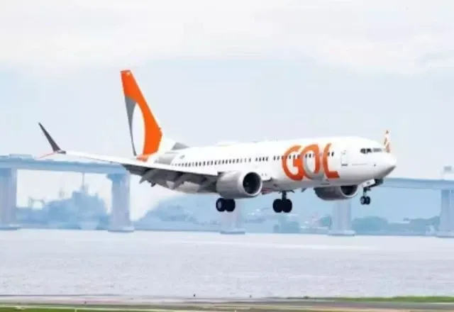 Trem de pouso de avião pega fogo em aeroporto do RJ | Reprodução GOL