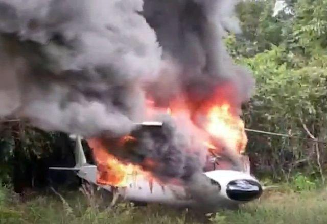 avião de garimpeiro em chamas