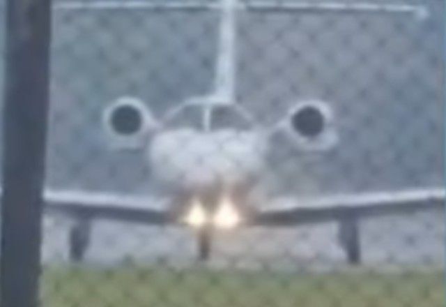Novas imagens mostram avião que explodiu em Ubatuba (SP) seguindo em alta velocidade e atravessando pista de pouso | Reprodução