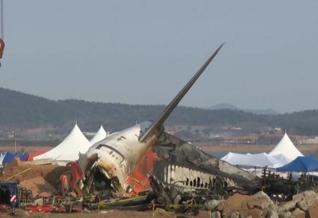 Destroços do Boeing 737-800 da Jeju Air explodiu após colidir com um muro no Aeroporto de Muan, na Coreia do Sul | Foto: Reprodução