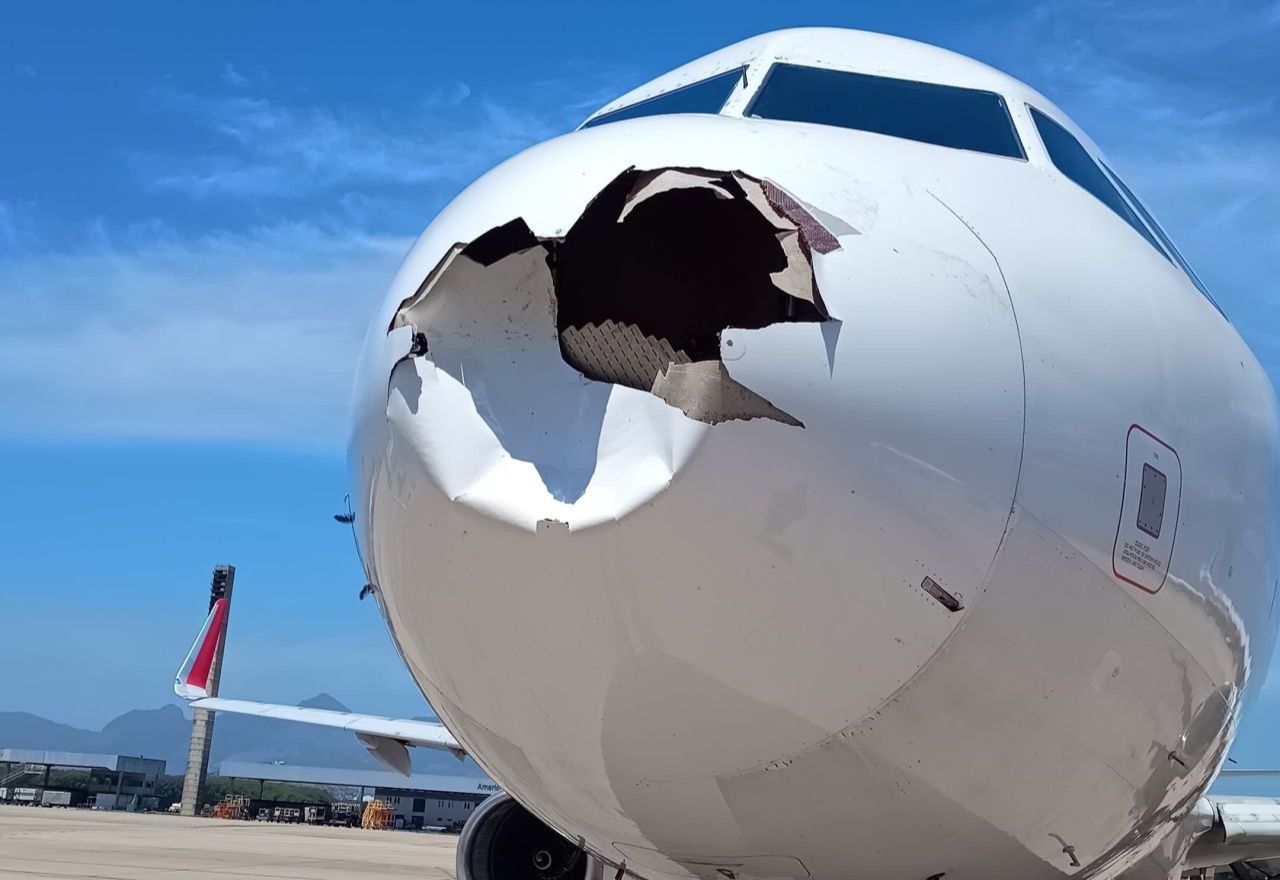 Avião da Latam ficou com o bico destruído | Reprodução/Linkedin: Jerome Cadier