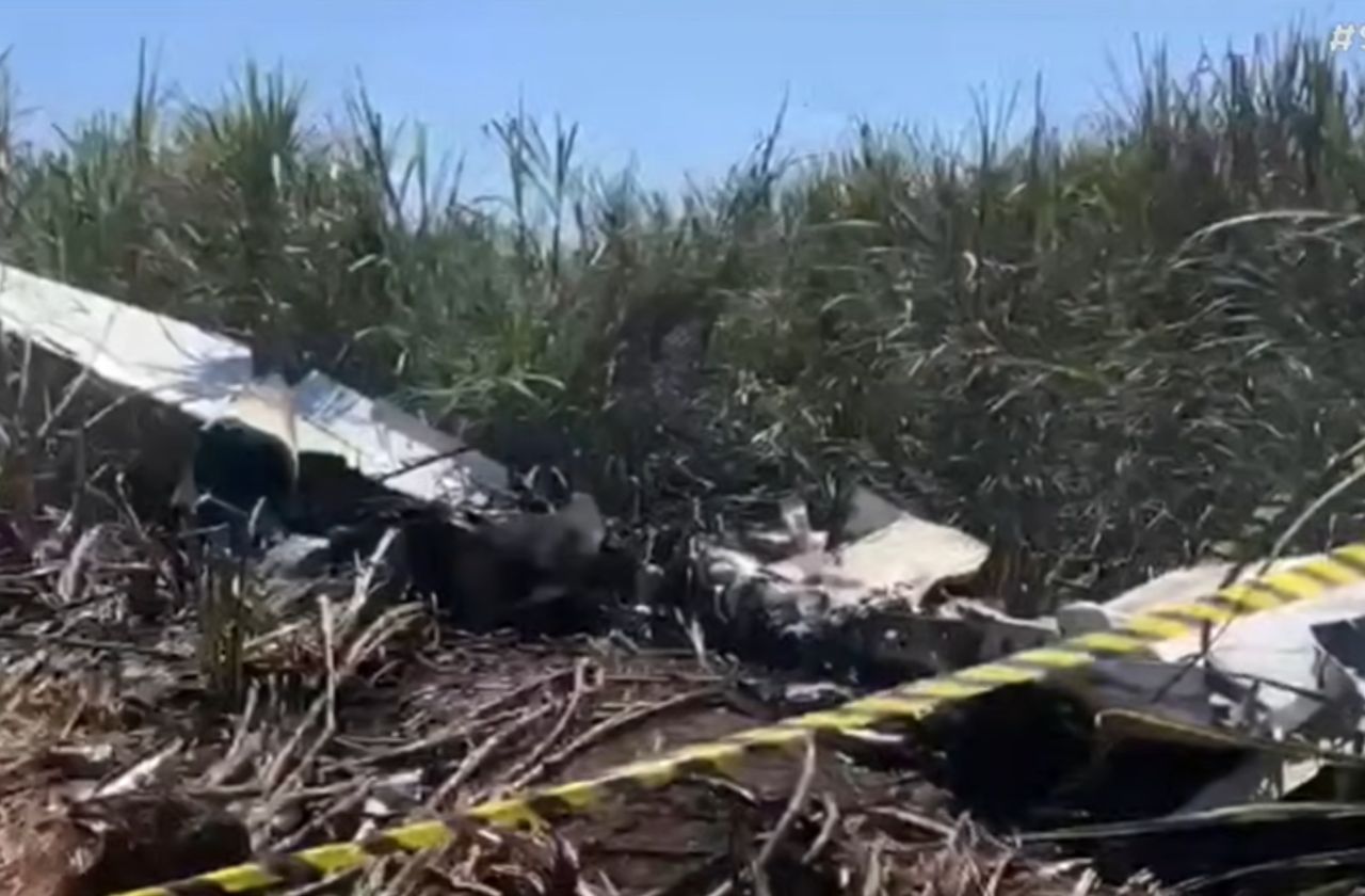 Piloto morre carbonizado após queda de avião no interior de SP Piloto morre carbonizado após queda de avião no interior de SP