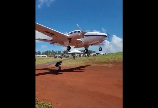 avião quase atropela homem durante Agrishow