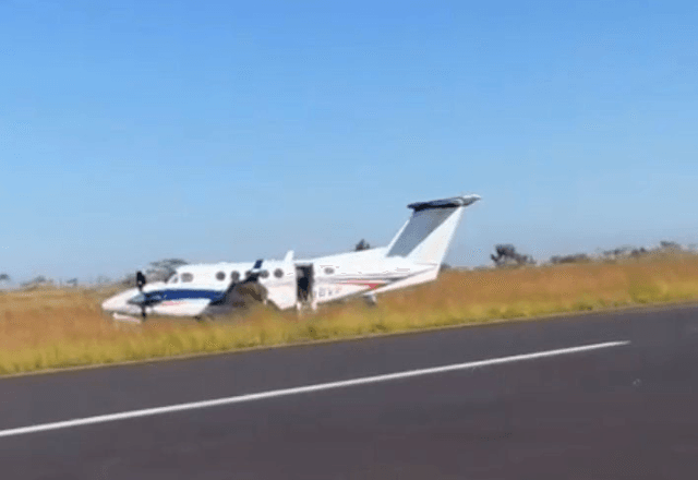 King Air que levava dupla Rionegro & Solimões fez pouso forçado, saiu da pista e parou em área de vegetação | Reprodução
