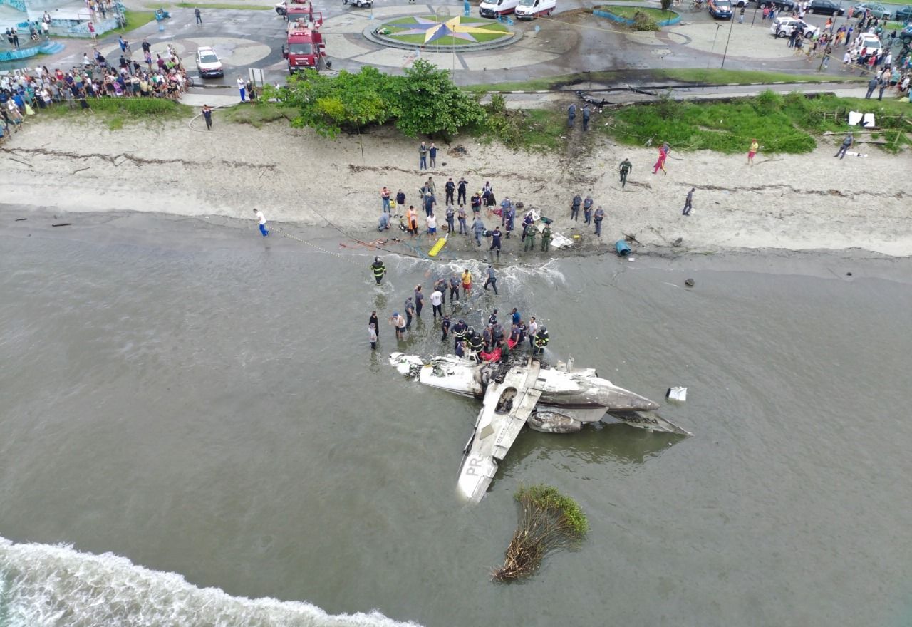 Avião ultrapassou a pista, caiu na avenida e parou na praia | Foto: Francisco Trevisan