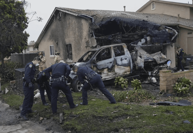 Policiais e bombeiros trabalham no local da queda do avião | Reprodução Gregory Bull/AP