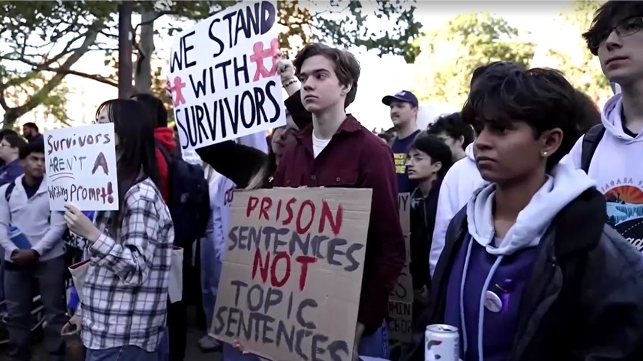 Alunos protestam nos EUA após denúncia de estupro coletivo