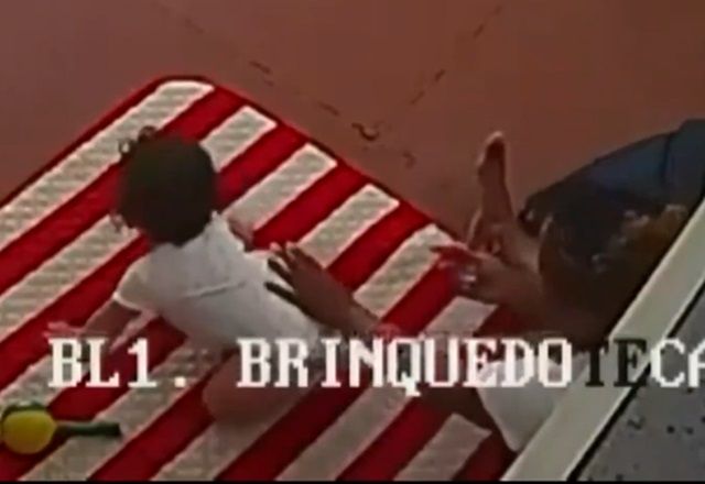Pais da criança afirmaram, em depoimento, que perceberam condutas agressivas da babá e manchas no corpo da bebê | Reprodução