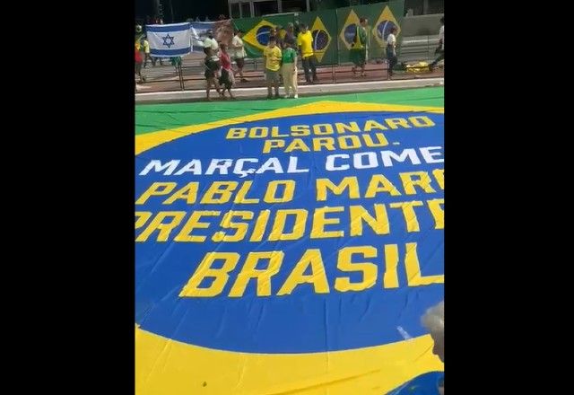 Bandeira com mensagem contra o ex-presidente Jair Bolsonaro | Reprodução/Redes sociais