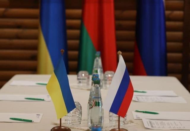 bandeiras de rússia e ucrânia