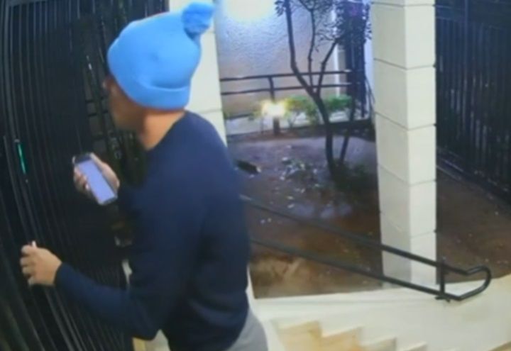 Se passando por morador, bandido invade prédio e faz família refém Se passando por morador, bandido invade prédio e faz família refém