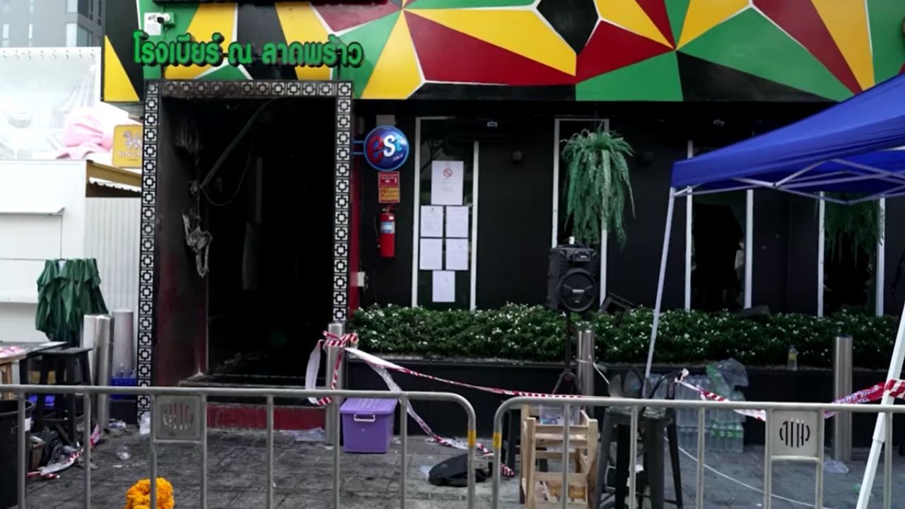 
      Sobe para 30 o número de mortos em bar na Tailândia
    