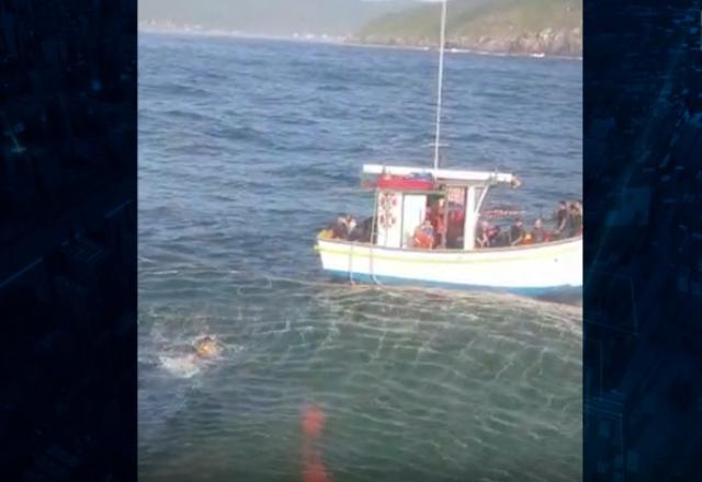 barco resgata pescadores