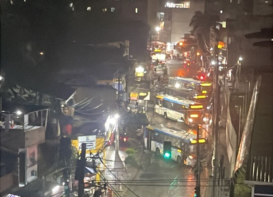 Rio: tiroteio tem ônibus usados como barricadas e um baleado