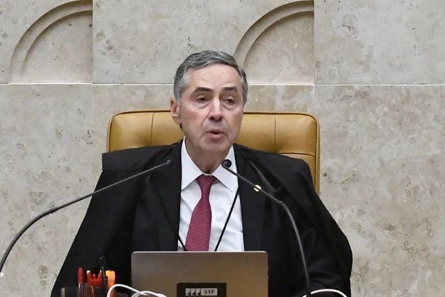 Barroso rejeita pedido de Bolsonaro para afastar Moraes de processo