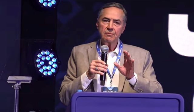 “Crítica é livre, mas criticar as instituições é diferente de querer destruí-las”, diz Barroso “Crítica é livre, mas criticar as instituições é diferente de querer destruí-las”, diz Barroso