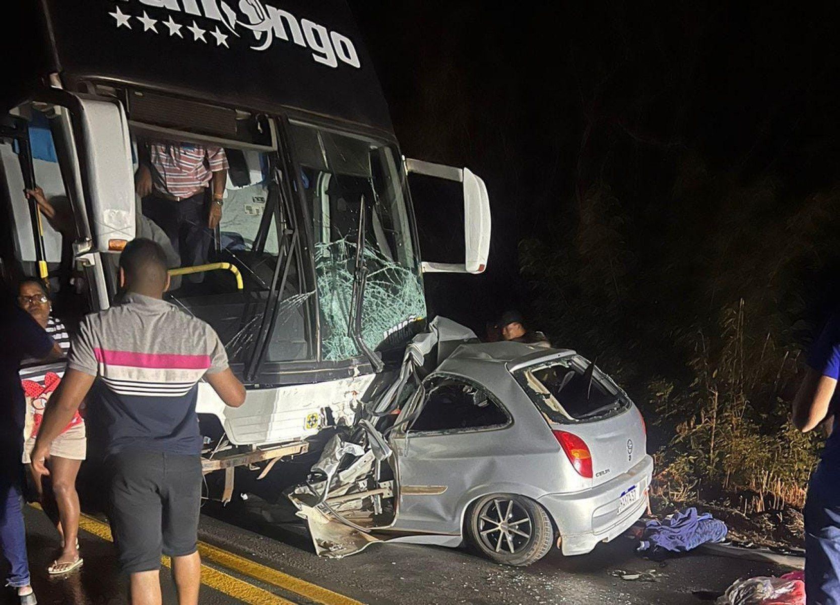 Carro bateu de frente com ônibus de romeiros em MG | Divulgação/CBMMG