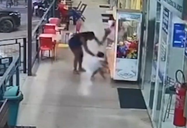 Bebê de 1 ano vai parar dentro de máquina de pelúcias