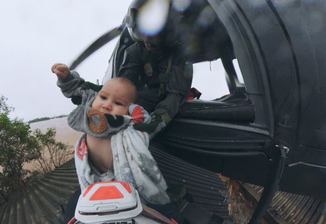 Anthony Miguel tinha 5 meses quando foi resgatado por helicóptero durante enchente no RS | Reprodução