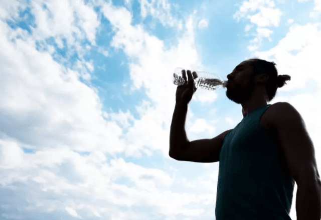 Se hidratar é importante no pós-carnaval | Reprodução Freepik