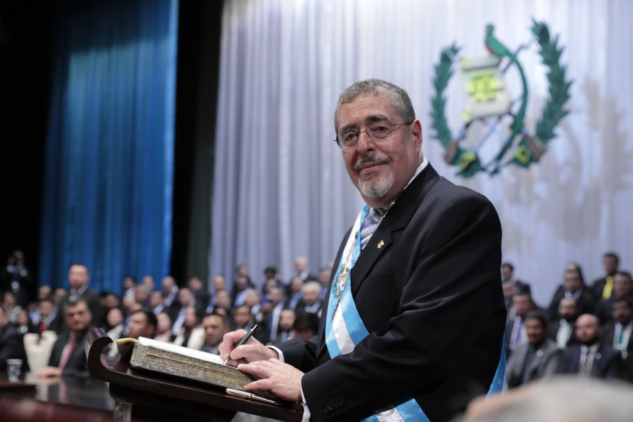 Posse de presidente da Guatemala tem tensão e desfecho depois de 9 horas