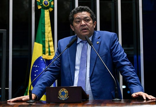Beto Faro fala ao microfone no Senado (Jefferson Rudy/Agência Senado)