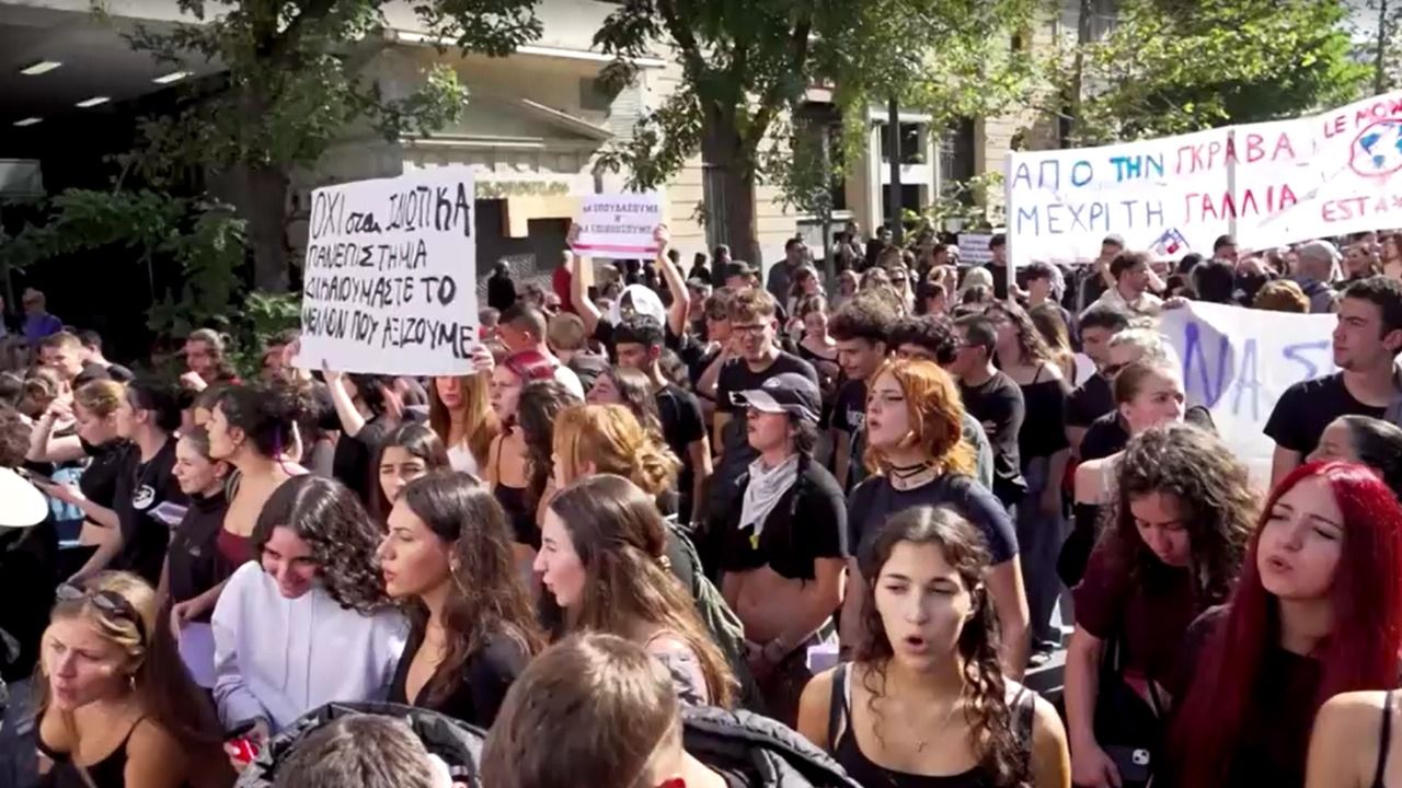 Milhares de estudantes e professores protestam em Atenas Milhares de estudantes e professores protestam em Atenas