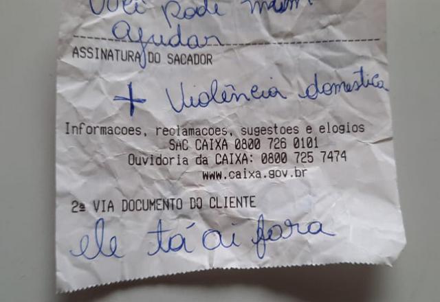 Mulher mantida em cárcere privado pede socorro em bilhete em banco Mulher mantida em cárcere privado pede socorro em bilhete em banco
