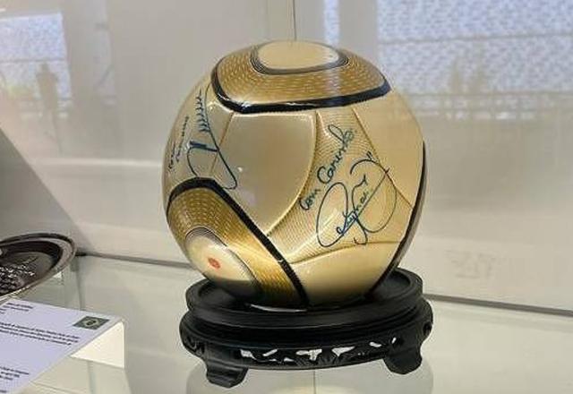 bola autografada por neymar roubada no congresso