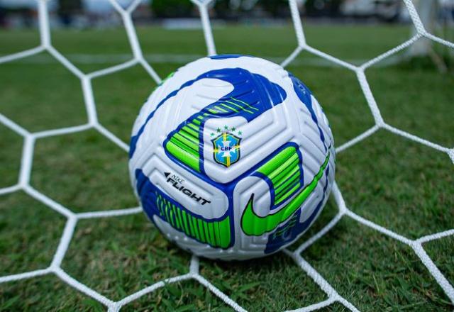 bola no gramado