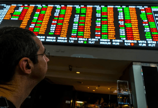 Ibovespa sobe 3,2% e tem maior alta diária em dois meses; dólar cai a R$ 5,24 | Cris Faga/NurPhoto/Getty Images