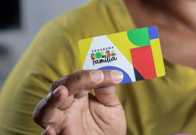 Pessoa segura cartão do Programa Bolsa Família (Roberta Aline/MDS)
