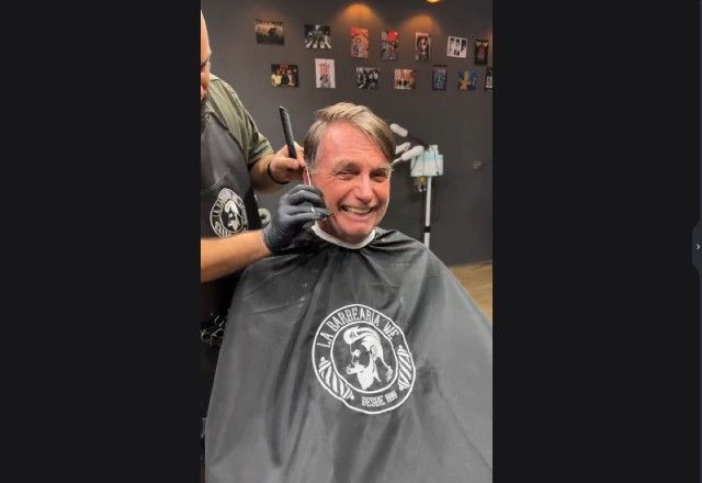 Jair Bolsonaro (PL) participa de live na cadeira de barbeiro | Reprodução