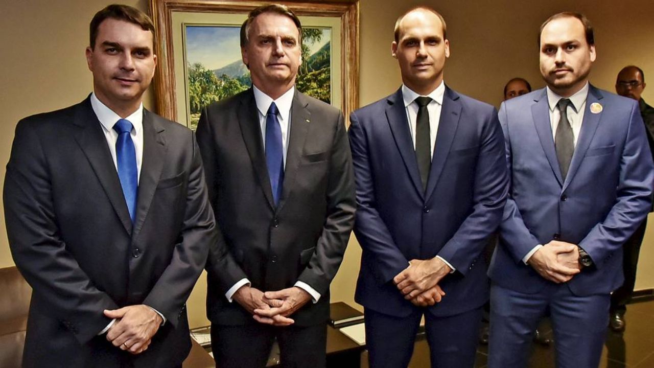 Bolsonaro pede visita dos filhos no Dia dos Pais Bolsonaro pede visita dos filhos no Dia dos Pais