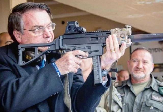 bolsonaro com fuzil