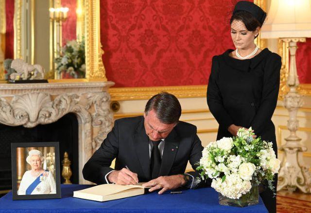 bolsonaro e michelle assinam livro de condolencia