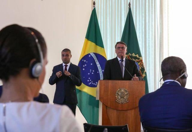 bolsonaro falando para embaixadores