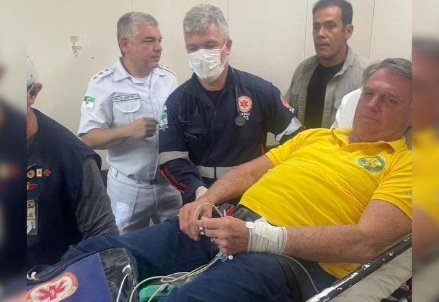 O ex-presidente Jair Bolsonaro enquanto era transferido para hospital em Natal (Reprodução) 