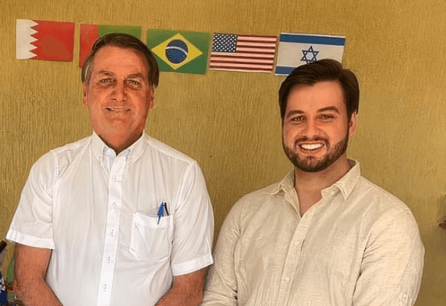 O ex-presidente e o ex-assessor Filipe Martins em registro de suas redes | Reprodução Instagram/@filgmartin