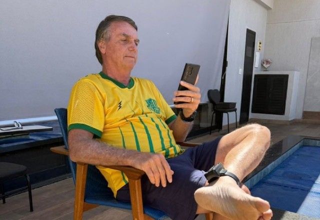 Documento encontrado pela PF no celular de Bolsonaro revela plano de asilo político na Argentina