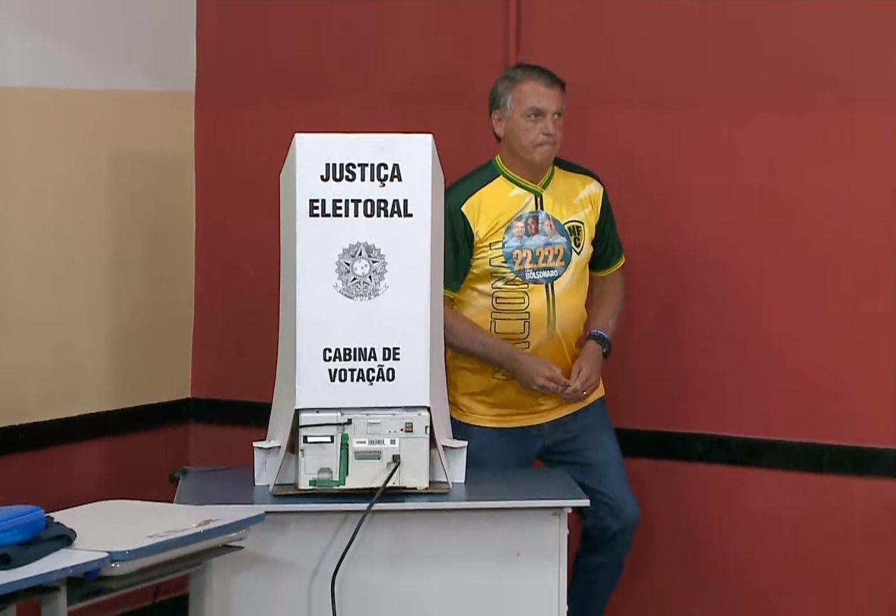 Jair Bolsonaro (PL) vota na Vila Militar, zona oeste do Rio | SBT